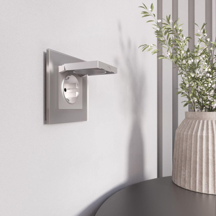 Розетка влагозащишенная с заземлением с защитной крышкой и шторками Werkel серебряный матовый W1171265 4690389213199