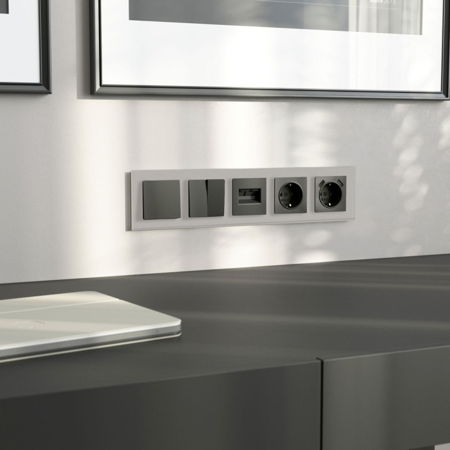 Рамка Werkel Senso на 5 постов дымчатый стекло soft-touch W0053117 4690389214301