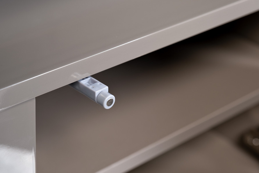 Тумба под телевизор с дверцами